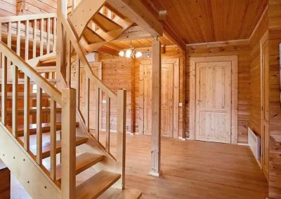 Gürültülü hayat tarzından uzaklaşmak için tercih edilen ahşap evler, bazı insanlar için düşündürücü olabilir. Diğer yapılara oranla ahşap ev maliyeti ekonomik olsa da sağlamlığı göz önünde tutulan bir etken. Evler uzun yıllarca kullanılmak istenen yapılardır. Fakat her şeyin bir ömrü olduğunu unutmamak gerekir. Çeliğin paslanması, camın kırılması, pilin tükenmesi gibi ahşap evlerde zamanla ömrü dolmaktadır. Ahşabın en büyük düşmanı mantar, bakteri, böcek ve termitlerdir. Bazıları ahşabın tamamen yok olmasını sağlarken bazıları da sadece görüntüsünü bozmaktadır. Mantarlar ağacın çürümesini sağlayarak tahrip eder ve bu durum ağacın dayanma gücünü zayıflatır. Burada unutulmaması gereken şey, ahşabın doğada yok olabilen bir malzeme olmasıdır.