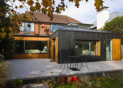 Tek katlı müstakil ev projeleri çok farklı nedenlerle tercih edilebilmektedir. Son zamanlarda şehirde ev satın almak ve geçinmek oldukça zorlaşmıştır. Bundan dolayı da birçok insan köylere göç etmeye başlamıştır. Köyde bir arsası olanlar için müstakil köy evi projeleri oldukça rağbet görmekte, kullanışlı ve konforlu bir müstakil ev yaptırılarak burada yaşam devam ettirilmektedir. Bu tarz evlerde genellikle sadece bir aile barınmakta, bahçesi olmakta ve bazen de havuzlu yaptırılmaktadır.