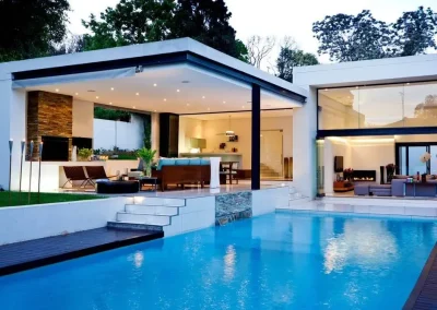 Havuzlu ev modelleri ülkemizde son derece popülerdir. Bunda en temel etken ülkemiz ikliminin buna uygun olmasıdır. Birçok bölgemizde yazların uzun sürmesi ve sıcak günlerin çok fazla olması havuzları oldukça cazip hale getirmektedir. Yaz sıcaklarında kendi evinizde bir havuza sahip olmak eşsiz bir deneyim sağlayacaktır. Tek başınıza, aile bireylerinize ya da misafirlerinizle birlikte dilediğiniz zaman, dilediğiniz gibi havuzunuzun keyfinizi çıkarabilirsiniz.