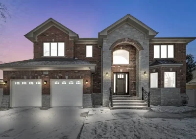 Özellikle müstakil ev projeleri arasında her zaman en çok tercih edilenlerden birisi olan taş evler daima dikkat çeken, gösterişli yapılardır. İhtişamlı bir görünüm sunmaları ve dayanıklı olmaları nedeniyle ülkemizin her yerinde rağbet görmektedirler. Her bölge şartına elverişli olması ve kullanım alanının geniş olması müstakil ev tercihlerinde taş evi öne çıkarmaktadır. Taş ev maliyeti ne kadar? Taş ev fiyatları çeşitli nedenlerden dolayı diğer evlere göre maliyetli olabilir. Fakat verimliliği ve estetiği açısından fiyat göz ardı edilebilmektedir. Bu tür evler soğuk iklimlerde kişileri soğuktan korurken sıcak iklimlerde de içerinin serin olmasını sağlamaktadır. Üstelik bu iklimlendirme için herhangi bir yalıtım malzemelerine gerek kalmamakta, tamamen taşın kendi sihirli özelliği yalıtım etkisi yaratmaya yetmektedir.