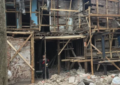 Tarihi eserler ve eski evler, geçmişin izlerini günümüze taşıyan ve kültürel mirası koruyan önemli varlıklardır. Bu tür projeler, hem tarihseverler hem de mülk sahipleri için büyük bir değere sahiptir. Firmamız tarihi eser ve eski ev restorasyonu konusunda özel bir ilgi ve uzmanlık sunuyor. Tarihi eserler, genellikle tarihî, mimarî veya kültürel öneme sahip olan binalar, anıtlar veya arkeolojik alanlar gibi yapıları içerir. Bu eserlerin restorasyonu, orijinal tasarım ve malzemelere uygun olarak gerçekleştirilir. Amacı, eserin tarihî ve kültürel değerini korumak ve gelecek nesillere aktarmaktır.