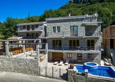 Taş ev fiyatları dışında taş evlerin ömrü ne kadardır sorusunun net bir cevabı yoktur. Burada en önemli unsur işçilik ve çevresel etmenlerdir. İşçilik iyi olmazsa taşlar arasında boşluk kalır ve bu, taşların daha kolay yerinden oynamasına yol açar. Aksi taktirde bir taş ev 200 yıl, 300 yıl ve daha uzun yıllar dayanabilir. Asırlar öncesinden kalmış taş yapılar bunun en güzel örneğidir. Bu da taş ev fiyatları konusunda uzun vadede daha karlı çıkarmaktadır.